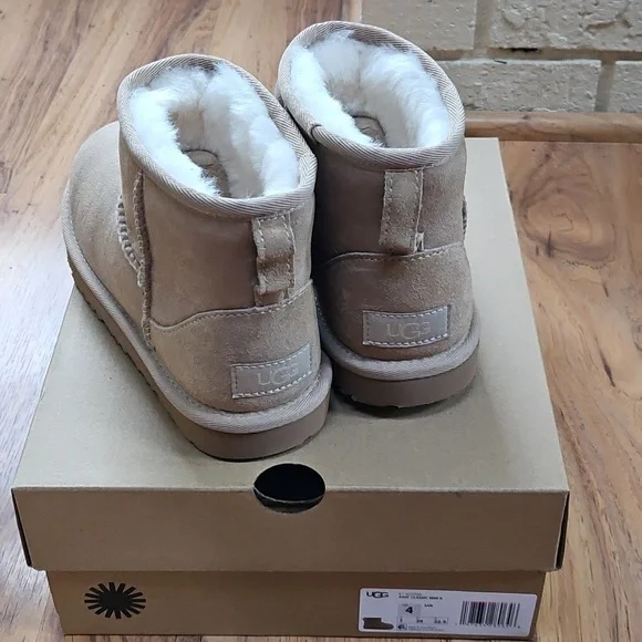 UGG Kid's Classic Mini II - Brand New With Tags - Picture 5 of 6